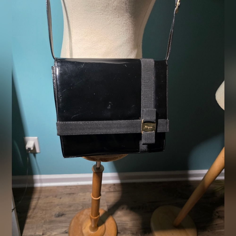 Elegant Salvatore Ferragamo Black Patent Leather Crossbody Bag - Picture 7 of 8